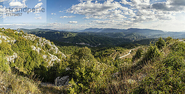 Griechenland  Epirus  Zagori  Pindos-Gebirge  Vikos-Nationalpark  Blick auf die Berge und Bäume
