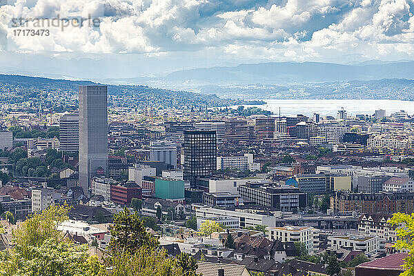 Wolkenlandschaft über der Stadt Zürich in der Schweiz