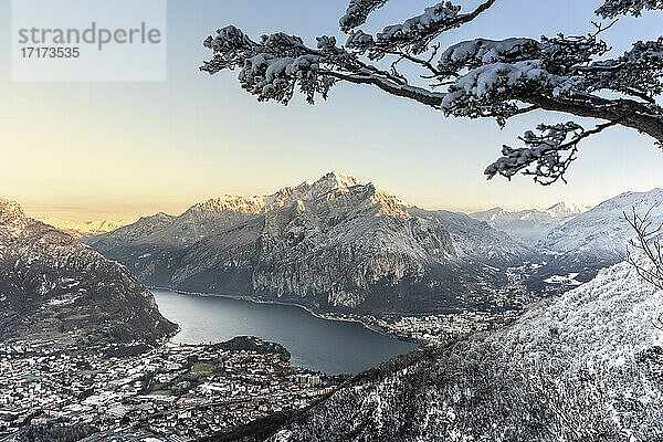 Italien  Lecco  Comer See  Blick auf Berge und See im Tal an einem Wintertag