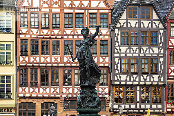 Deutschland  Frankfurt  Römerberg  Gerechtigkeitsbrunnen auf Altstadtplatz mit Fachwerkhäusern