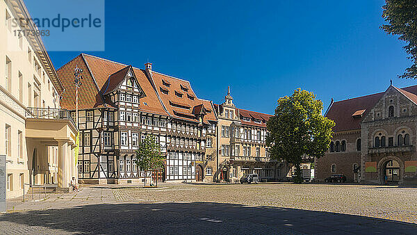 Deutschland  Niedersachsen  Braunschweig  Leerer Platz umgeben von historischen Fachwerkhäusern