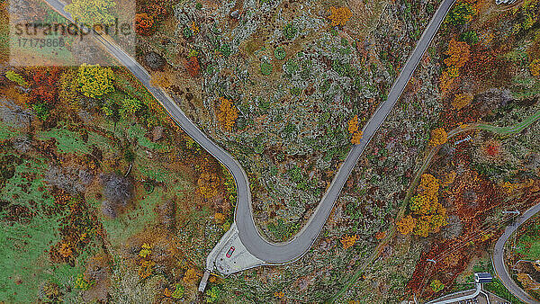 Luftaufnahme einer Bergautobahn im Herbst
