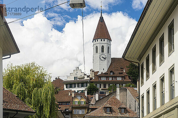 Die zentrale Kirche von Thun gegen bewölkten Himmel in der Altstadt in der Schweiz