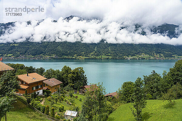 Lungernsee und Berg gegen bewölkten Himmel in Obwalden  Schweiz