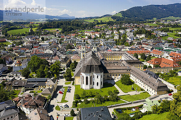 Österreich  Oberösterreich  Mondsee  Luftaufnahme des Stifts Mondsee und der umliegenden Stadt im Sommer