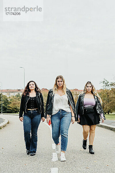 Drei junge Frauen auf der Straße