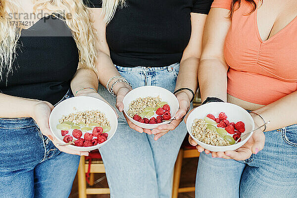 Drei Frauen mit gesunden Frühstücksschalen  Ausschnitt