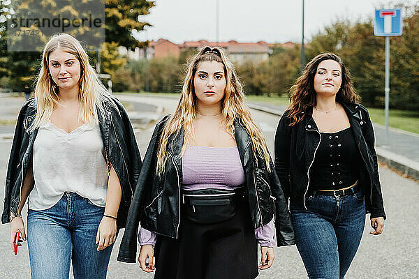 Drei Freundinnen gehen auf der Straße