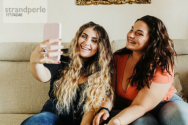Freunde machen ein Selfie mit dem Handy