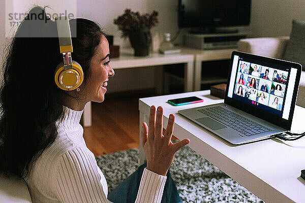Junge Frau bei einem Videogespräch auf dem Laptop zu Hause