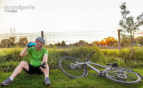 Mountainbiker hält für einen Drink an