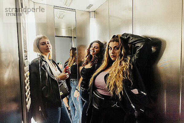 Drei junge Frauen im Aufzug