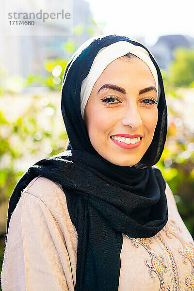 Porträt einer jungen muslimischen Frau  lächelnd