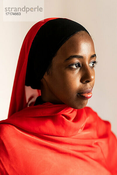 Porträt einer jungen muslimischen Frau
