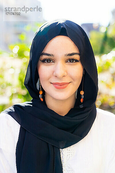 Porträt einer jungen Frau  die einen Hidschab trägt