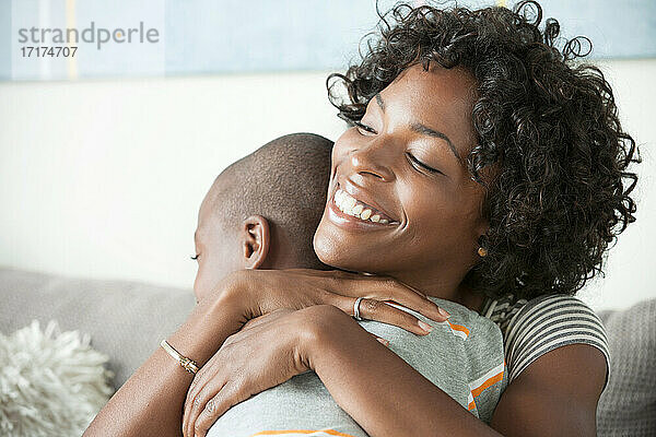 Porträt einer Mutter  die ihren Sohn umarmt