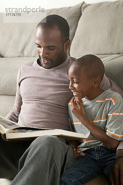 Vater und Sohn lesen ein Buch