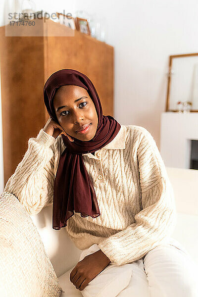 Porträt einer jungen muslimischen Frau zu Hause