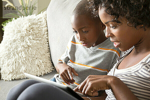 Mutter und Sohn benutzen ein digitales Tablet