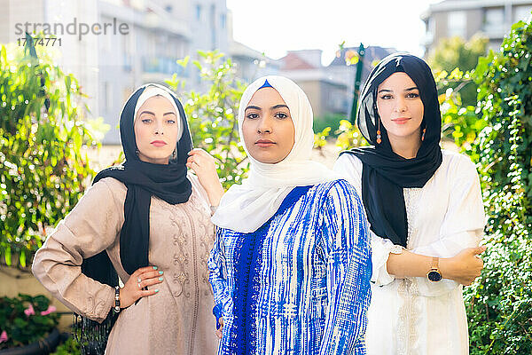 Porträt von drei jungen muslimischen Frauen