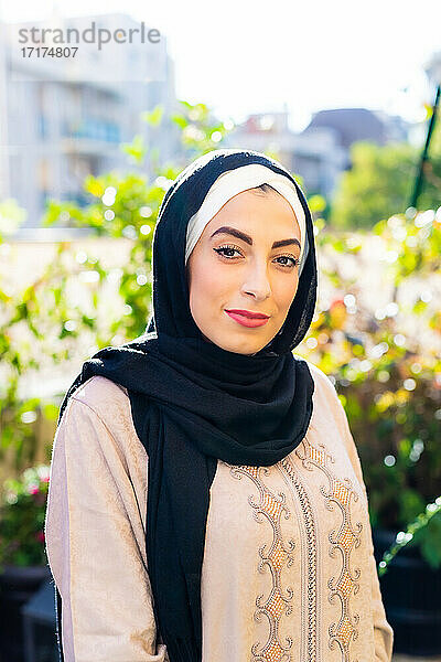 Porträt einer jungen Frau mit Hidschab im Freien