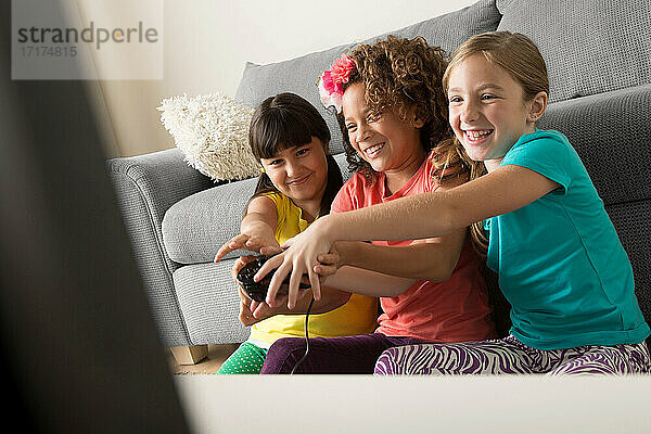Drei Mädchen spielen ein Videospiel