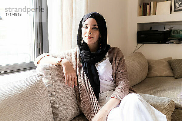Junge muslimische Frau zu Hause