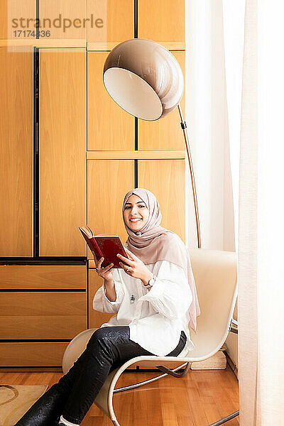 Junge muslimische Frau liest Buch