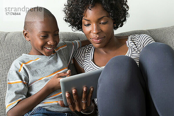 Mutter und Sohn benutzen ein digitales Tablet