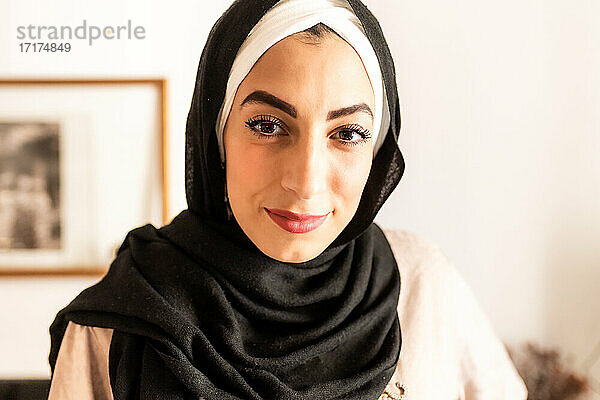 Kopf und Schultern Porträt der jungen muslimischen Frau
