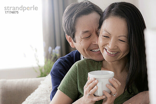 Älteres Paar lächelnd  Frau mit Kaffee