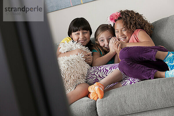 Drei Mädchen sehen fern