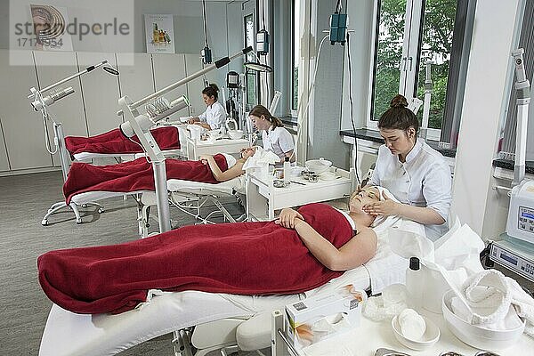Gesichtsmassage im praktischen Unterricht. Ausbildung zur Kosmetikerin an der Berufsschule  Düsseldorf  Nordrhein-Westfalen  Deutschland  Europa