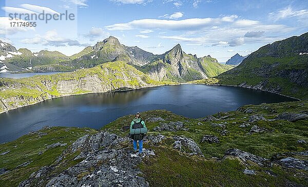 Junge Frau mit Rucksack  Berglandschaft mit See Tennesvatnet  Wanderung zum Munken  Moskenesöy  Lofoten  Nordland  Norwegen  Europa