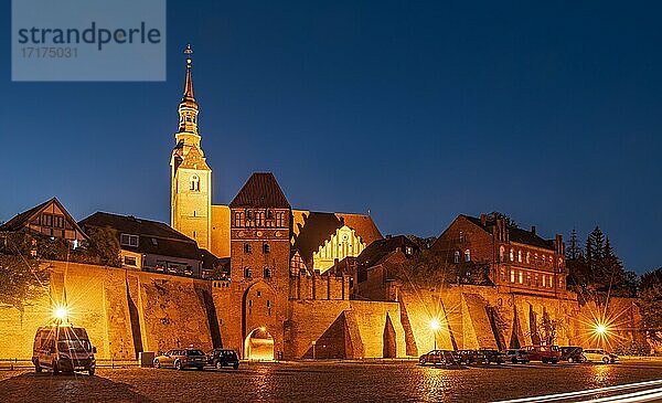 Stadtmauer  Elbtor und Kirche St. Stephan  Nachtaufnahme  Tangermünde  Sachsen-Anhalt  Deutschland  Europa