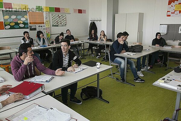 Flüchtlingsklasse in der Ausbildungsvorbereitung International (AVI) der Elly-Heuss-Knapp-Schule  ein Berufskolleg der Stadt Düsseldorf  Nordrhein-Westfalen  Deutschland  Europa