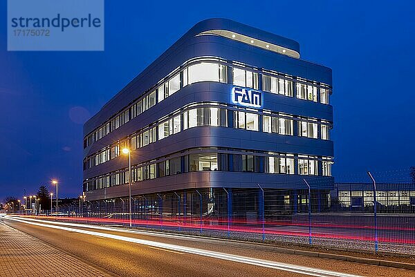 Lichtspuren von Autos am FAM Hauptsitz  Magdeburger Förderanlagen und Baumaschinen GmbH  Magdeburg  Sachsen-Anhalt  Deutschland  Europa
