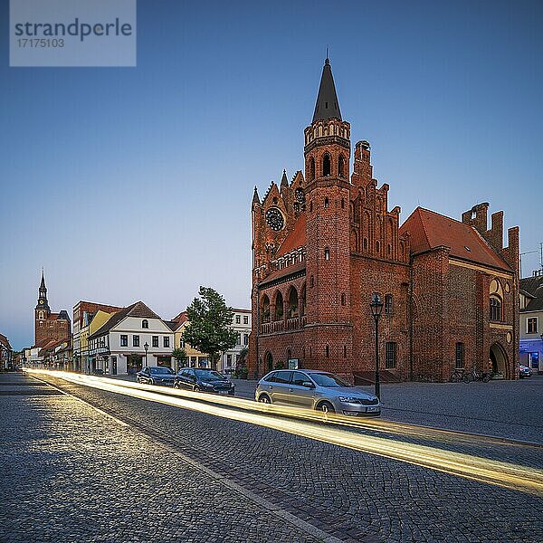 Rathaus und Kirche St. Stephan in der Abenddämmerung  Lichtspur von PKW auf Kopfsteinpflasterstraße  Tangermünde  Sachsen-Anhalt  Deutschland  Europa