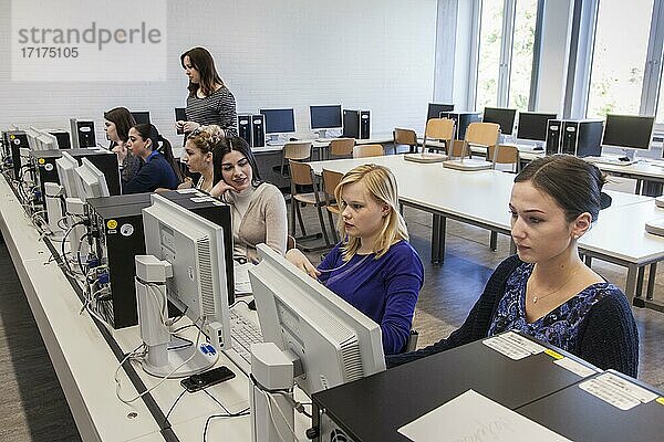 Berufsschülerinnen im Unterricht am Computer. Duales System an der Elly-Heuss-Knapp-Schule  ein Berufskolleg der Stadt Düsseldorf  Nordrhein-Westfalen  Deutschland  Europa