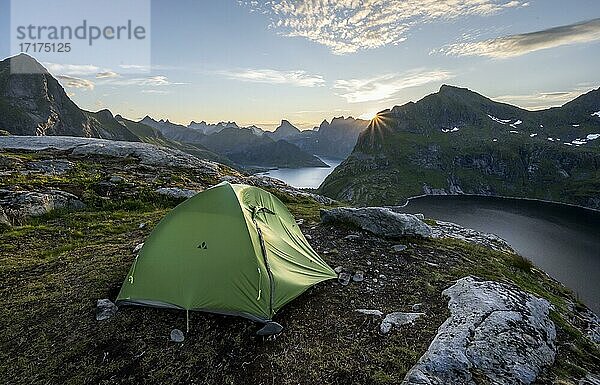 Wildcampen mit Zelt  Sonne strahlt über Berglandschaft mit Fjord und See Krokvatnet  Moskenesöy  Lofoten  Nordland  Norwegen  Europa