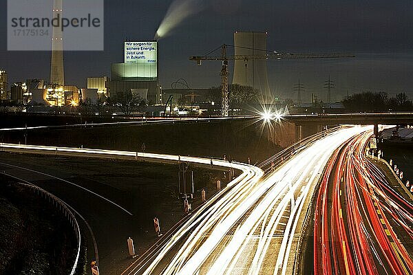 Lichtspuren am Abend auf der Autobahn A 43 mit dem Steag Kraftwerk Herne im Hintergrund  Herne  Ruhrgebiet  Nordrhein-Westfalen  Deutschland  Europa