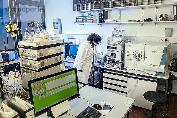 Laborantin am bei der Liquid Chromatographie-Analyse am Institut für Pharmazeutische Biologie und Biotechnologie der Heinrich-Heine-Universität Düsseldorf  Nordrhein-Westfalen  Deutschland  Europa