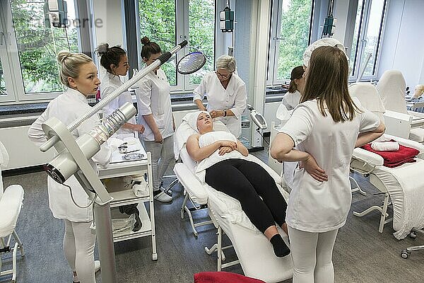 Lehrerin demonstriert im praktischen Unterricht. Ausbildung zur Kosmetikerin an der Berufsschule  Düsseldorf  Nordrhein-Westfalen  Deutschland  Europa