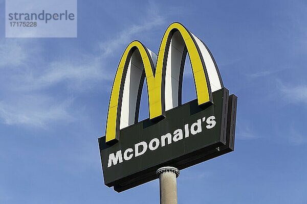 McDonald's  Logo vor blauem Himmel  Düsseldorf  Nordrhein-Westfalen  Deutschland  Europa