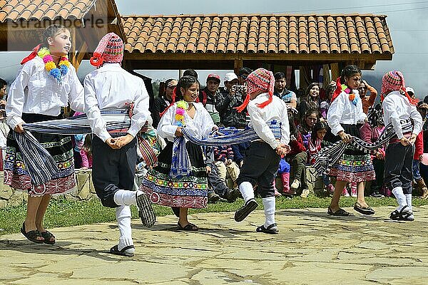 Jugendliche Tanzgruppe in bunter Tracht bei einem Volksfest  Kuelap  Provinz Luya  Region Amazonas  Peru  Südamerika