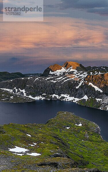 Abendstimmung  Berglandschaft mit Fjord und See Krokvatnet  Blick vom Gipfel des Hermannsdalstinden  Moskenesöy  Lofoten  Nordland  Norwegen  Europa
