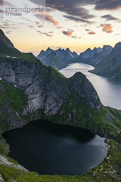 Abendstimmung  Aussicht vom Reinebringen  Reinebriggen  Reinefjord mit Bergen  Moskenes  Moskenesöy  Lofoten  Norwegen  Europa