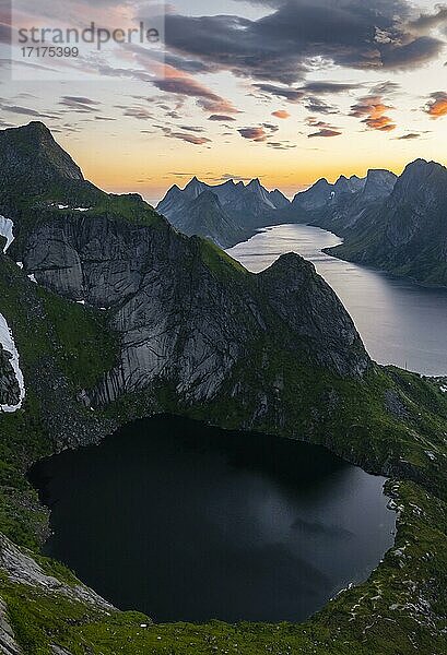 Abendstimmung  Aussicht vom Reinebringen  Reinebriggen  Reinefjord mit Bergen  Moskenes  Moskenesöy  Lofoten  Norwegen  Europa