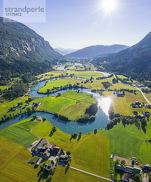 Luftaufnahme  Bergtal mit mäanderndem Fluss Stryneelva  Stryn  Vestland  Norwegen  Europa