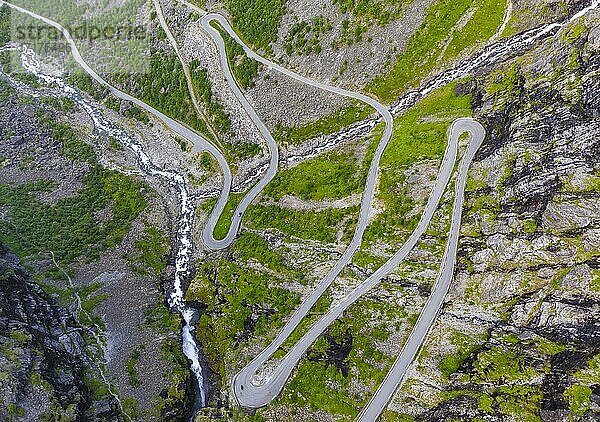 Luftaufnahme  Haarnadelkurven an der Gebirgsstraße Trollstigen  bei Åndalsnes  Møre og Romsdal  Vestland  Norwegen  Europa